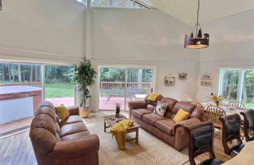 Killington House | DancingBears- 8BR, 2 Hot Tubs, 2 Homes, Game Room, AC!