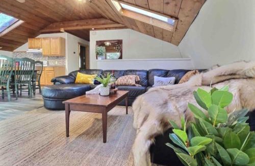 Killington House | DancingBears- 8BR, 2 Hot Tubs, 2 Homes, Game Room, AC!