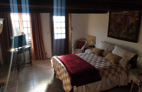 Mussy-sous-Dun Bed & Breakfast | Dans Ancienne Ferme Restaurée - Chambre Avec Petit Salon et SdB Internet:wifi