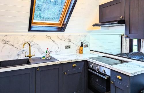 Almondbank Ski Chalet | Danu 1A -Hot Tub-Perth-Pet Friendly-Luxury-Romantic