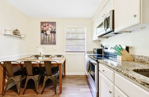 Durham Apartment | ★Dapper Digs★ King Bed ★ Long Term Stays ★ Duke★