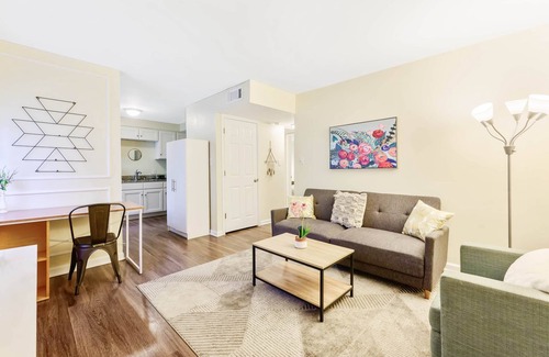Durham Apartment | ★Dapper Digs★ King Bed ★ Long Term Stays ★ Duke★