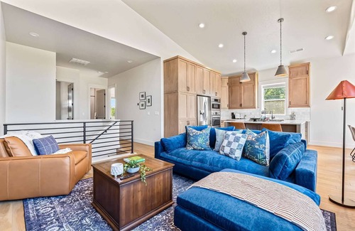 Collister House | Dark & Sleek 3BR Escape by the Course