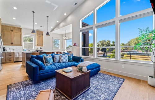 Collister House | Dark & Sleek 3BR Escape by the Course