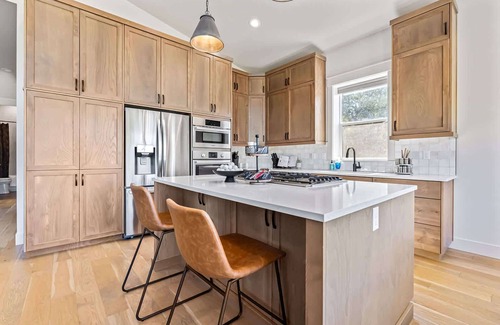 Collister House | Dark & Sleek 3BR Escape by the Course