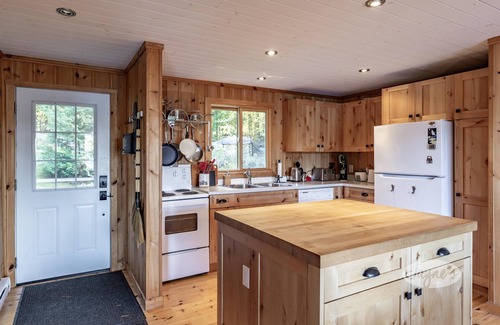 Seguin Cottage | Darling 3 bed 2 bath cottage on Lake Joseph with Bunkie! NW Exposure! Boathouse