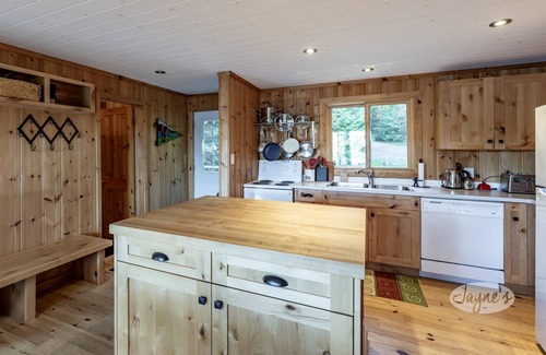 Seguin Cottage | Darling 3 bed 2 bath cottage on Lake Joseph with Bunkie! NW Exposure! Boathouse
