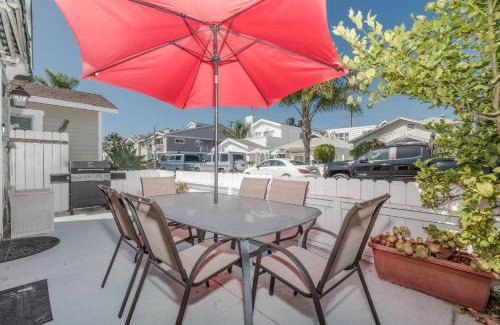 West Newport House | Darling 3Br Cottage On Quiet Street 5 Min Walk To Beach By Beachview Rentals