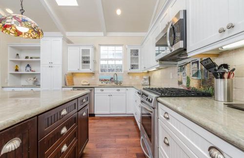 West Newport House | Darling 3Br Cottage On Quiet Street 5 Min Walk To Beach By Beachview Rentals