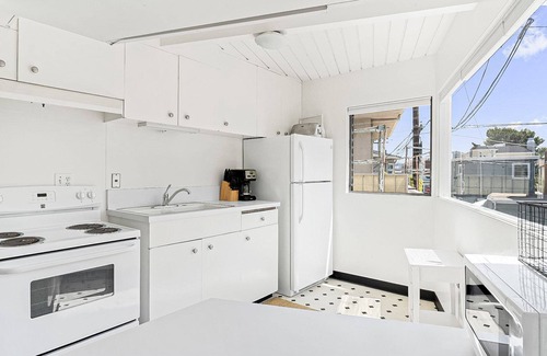 Balboa Island Condo | Darling Balboa Island Getaway | Bay Views, Sunny Patio | Wildly Walkable - No Car Needed!