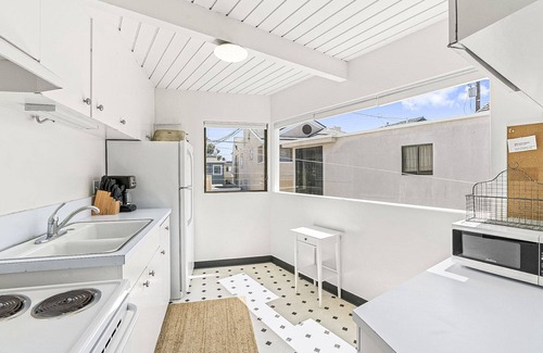 Balboa Island Condo | Darling Balboa Island Getaway | Bay Views, Sunny Patio | Wildly Walkable - No Car Needed!