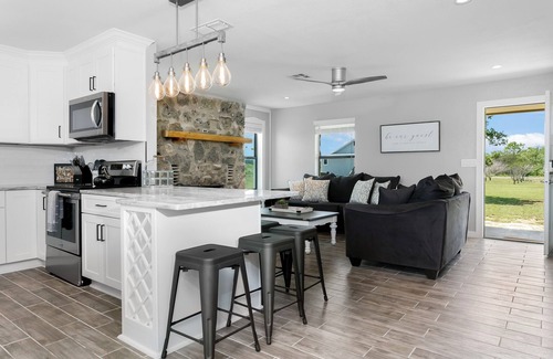 Fredericksburg House | Das Hauses | 2 Homes | 5/4 + Sleeps 14 | 2 Pools & Hot Tub