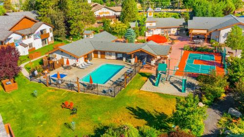 Downtown Leavenworth Apartment | Dasha's alpine retreat at Icicle Village with pool and hot tub