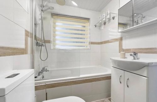 Rhondda Cynon Taff House | Dashing And Distinctive Dwelling W Rooftop Garden