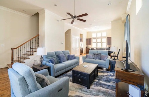 East Downtown Houston House | Davios Downtown Houston