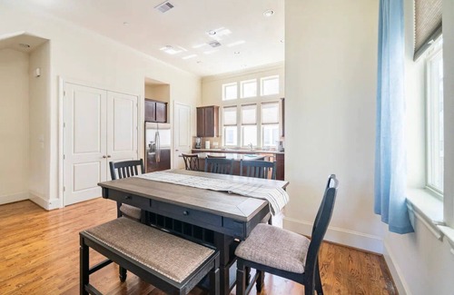 East Downtown Houston House | Davios Downtown Houston