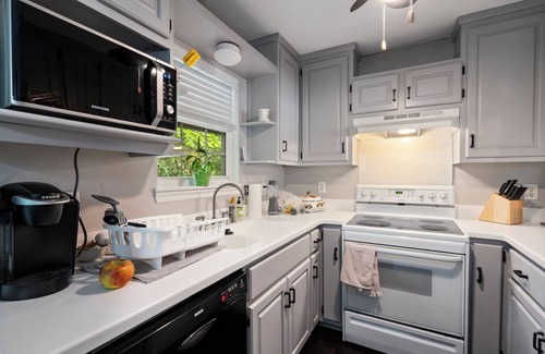 Athens House | Dawg Day abode!…walking distance to Beechwood, 2.5 miles from Sanford stadium!.