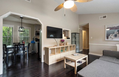 Athens House | Dawg Day abode!…walking distance to Beechwood, 2.5 miles from Sanford stadium!.
