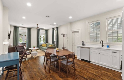Uptown Historic District House | Daydreaming Uptown - Pet + Family Friendly