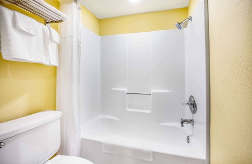 Banning Hotel | Days Inn by Wyndham Banning Casino/Outlet Mall