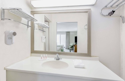 Cedar Falls Hotel | Days Inn by Wyndham Cedar Falls- University Plaza