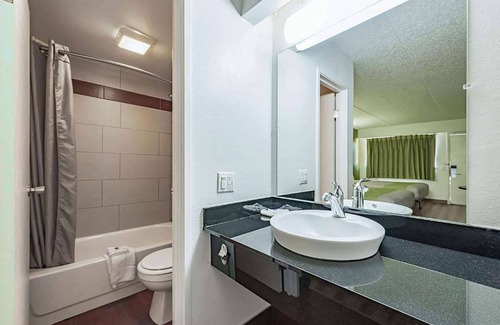 Roselawn Finance Hotel | Days Inn by Wyndham Cincinnati I-71