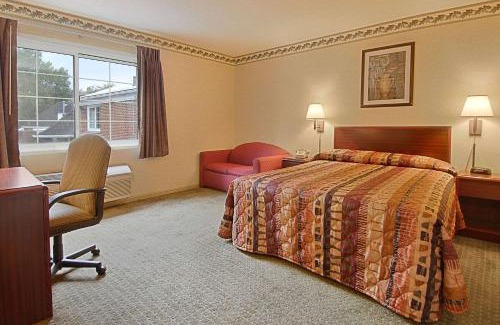 Lakewood Hotel | Days Inn by Wyndham Cleveland Lakewood
