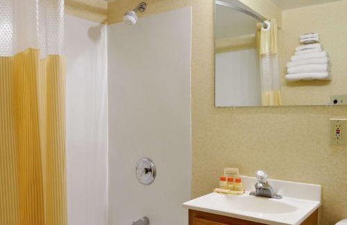 Lakewood Hotel | Days Inn by Wyndham Cleveland Lakewood