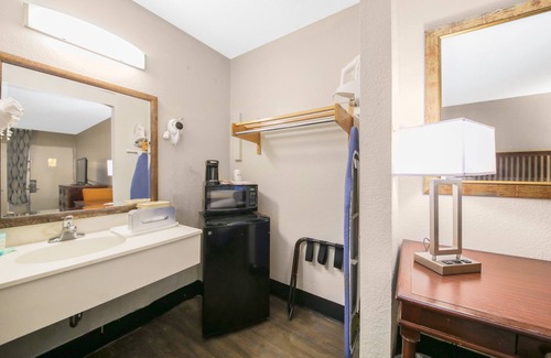 Daytona Beach Hotel | Days Inn by Wyndham Daytona Beach Speedway