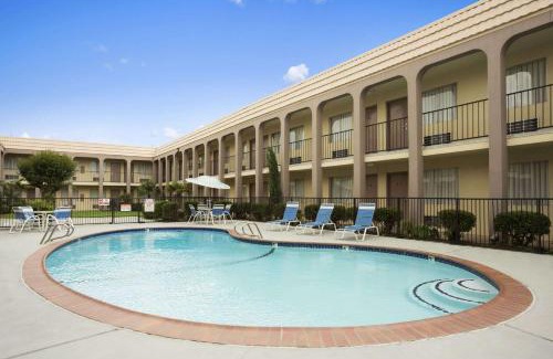 Irving Hotel | Days Inn by Wyndham Dallas Irving