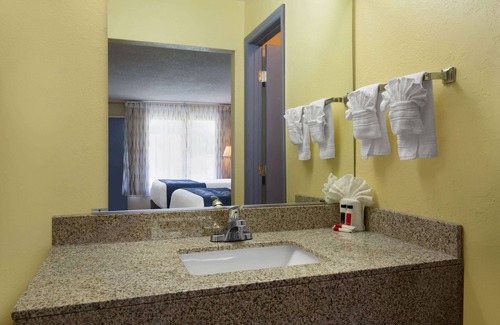 Greensboro Hotel | Days Inn by Wyndham Greensboro Airport