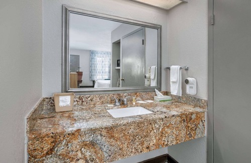 Greenville Hotel | Days Inn by Wyndham Greenville MS