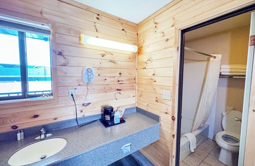 Mackinaw City Hotel | Days Inn by Wyndham Mackinaw City - Lakeview