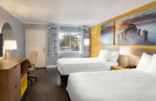 Downtown Hotel | Days Inn by Wyndham Pensacola - Historic Downtown