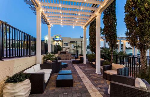 Downtown Hotel | Days Inn by Wyndham Pensacola - Historic Downtown