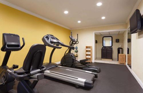 Downtown Hotel | Days Inn by Wyndham Pensacola - Historic Downtown