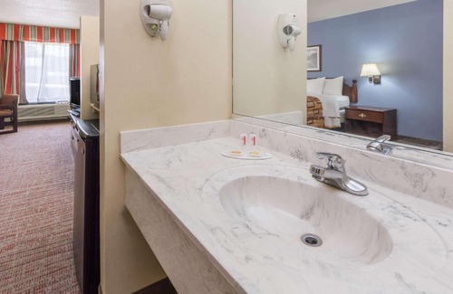 Rayne Hotel | Days Inn by Wyndham Rayne
