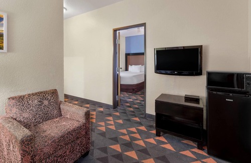 Mackinaw City Hotel | Days Inn by Wyndham Mackinaw City/Bridgeview Area