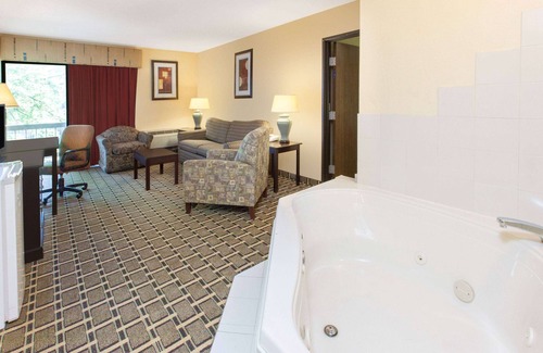 Madison Heights Hotel | Days Inn & Suites by Wyndham Madison Heights MI