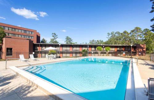 Tallahassee Hotel | Days Inn & Suites by Wyndham Tallahassee Conf Center I-10