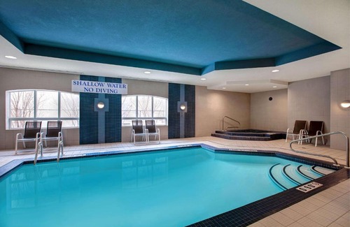 Collingwood Hotel | Days Inn & Suites by Wyndham Collingwood