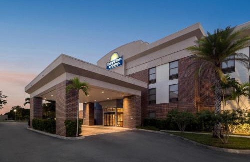 Biggar Hotel | Days Inn & Suites by Wyndham Fort Myers Near JetBlue Park