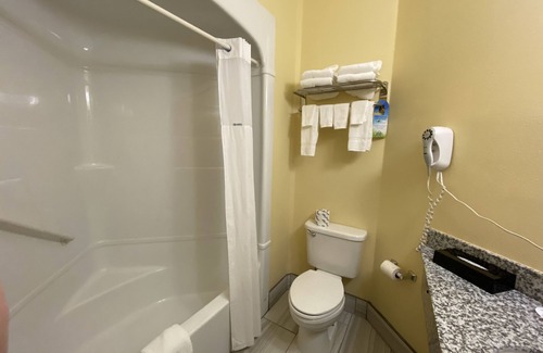 Grovetown Hotel | Days Inn & Suites by Wyndham Augusta Near Fort Eisenhower