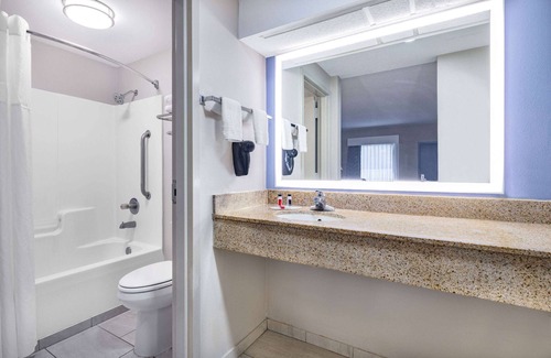 Savannah Hotel | Days Inn & Suites by Wyndham Savannah Midtown