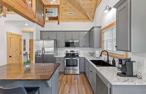 Rogers Cabin | Daze Off - Natural Bridge, Luxury, Hot Tub, SUP Ky