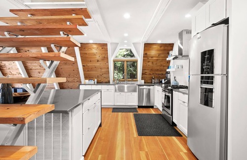 Pineland Ski Chalet | Dazzling Chalet Tahoe West Shore 3bd 2.5ba 2100sf by Lake, Marina, Restaurants