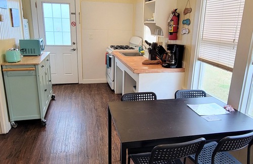 Port Aransas Cottage | DB 7 Sail Away-1 BR/1 Bath Cottage, Kitchenette, Near Beach, Fenced Dog Yard!