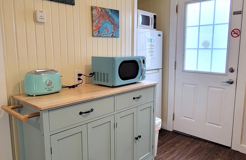 Port Aransas Cottage | DB 7 Sail Away-1 BR/1 Bath Cottage, Kitchenette, Near Beach, Fenced Dog Yard!