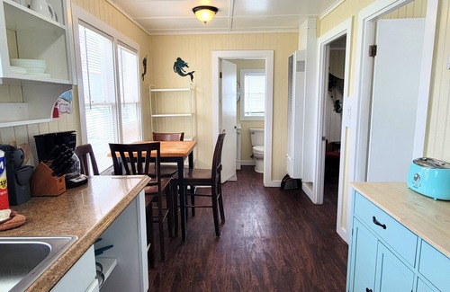 Port Aransas Cottage | DB 9 Low Tide-1 BR Cottage, Living Room, Kitchenette, Walk to Beach, Dogs OK!