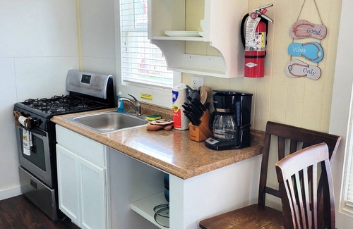 Port Aransas Cottage | DB 9 Low Tide-1 BR Cottage, Living Room, Kitchenette, Walk to Beach, Dogs OK!